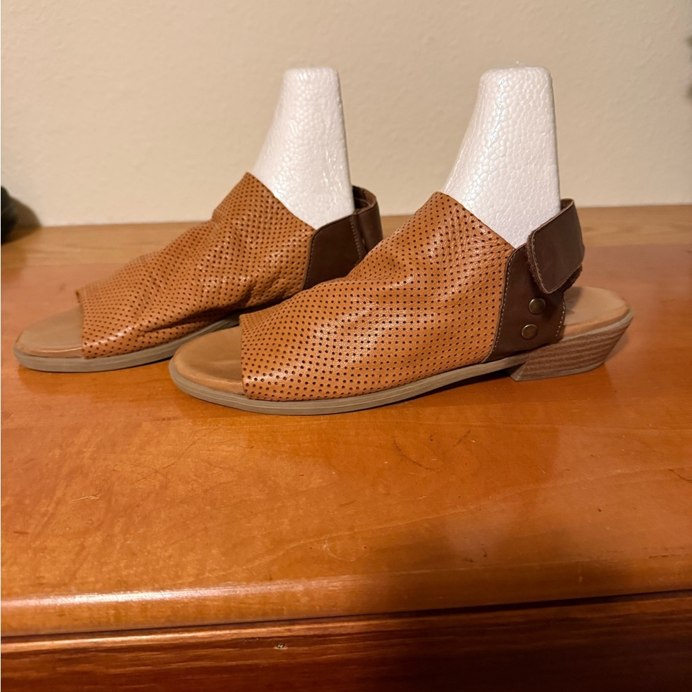 Spring Step Women’s Brown Perforated Open-Toe Sandals Leather